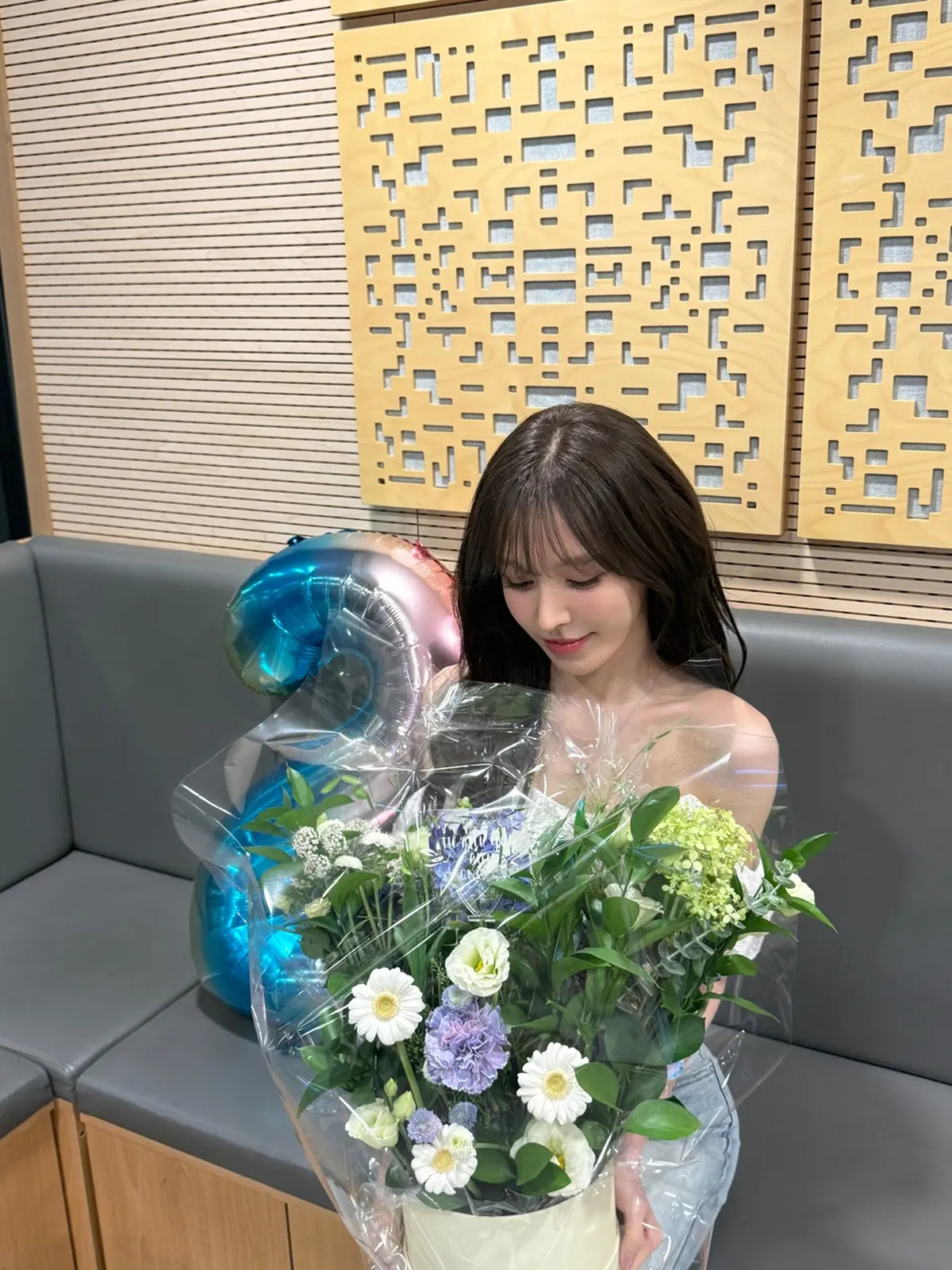 Wendy marks 2 years on SBS Power FM as Red Velvet's 'Velvet Summer' charts in 17 regions