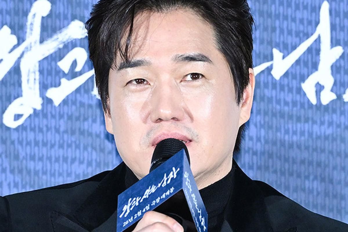 Yoo Ji-tae steps onto theater stage after 19 years as producer and moderator for 'Trap of Nostalgia'