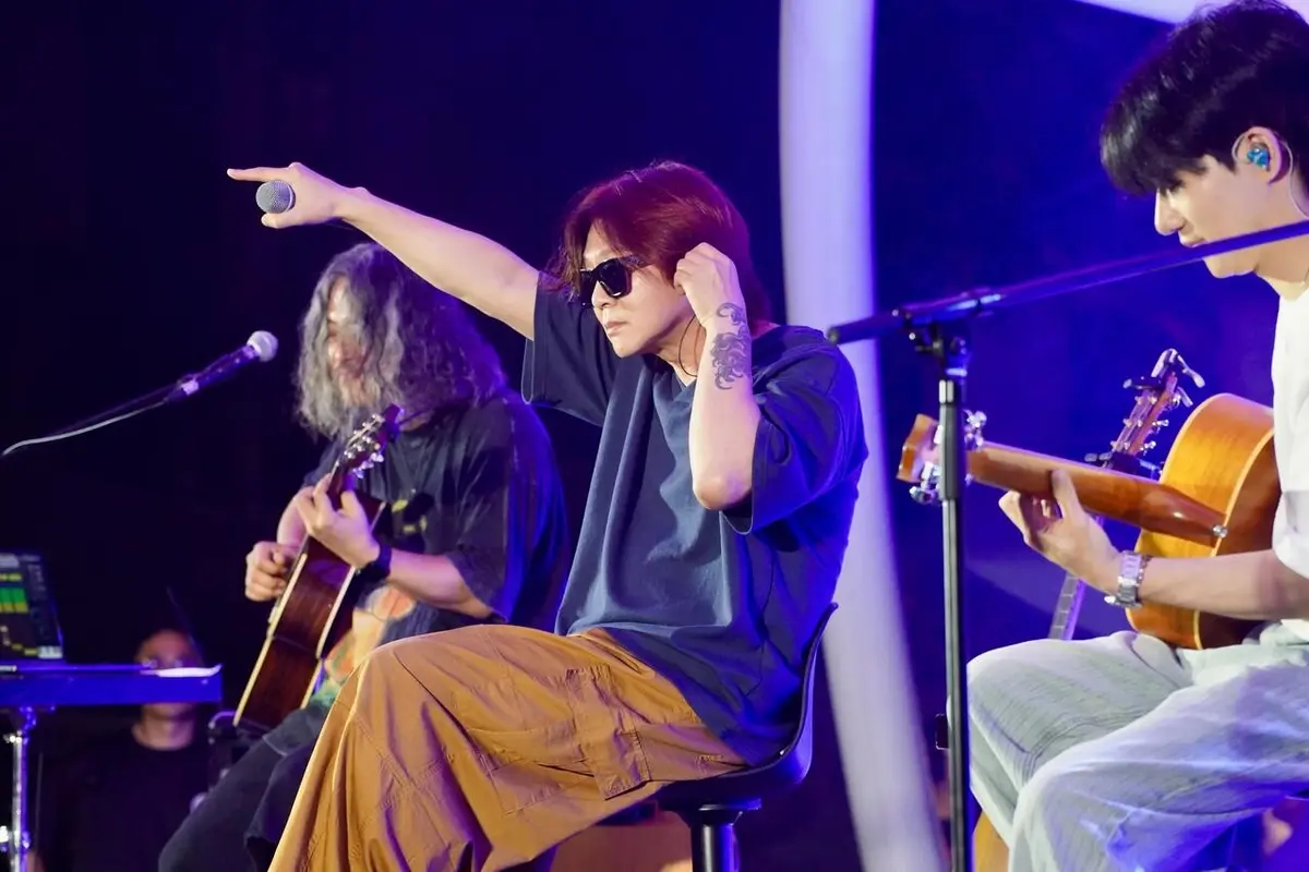 Yoon Do-hyun performs in Jeju as YB's 'Stay Alive' remix holds UK chart for 3 weeks