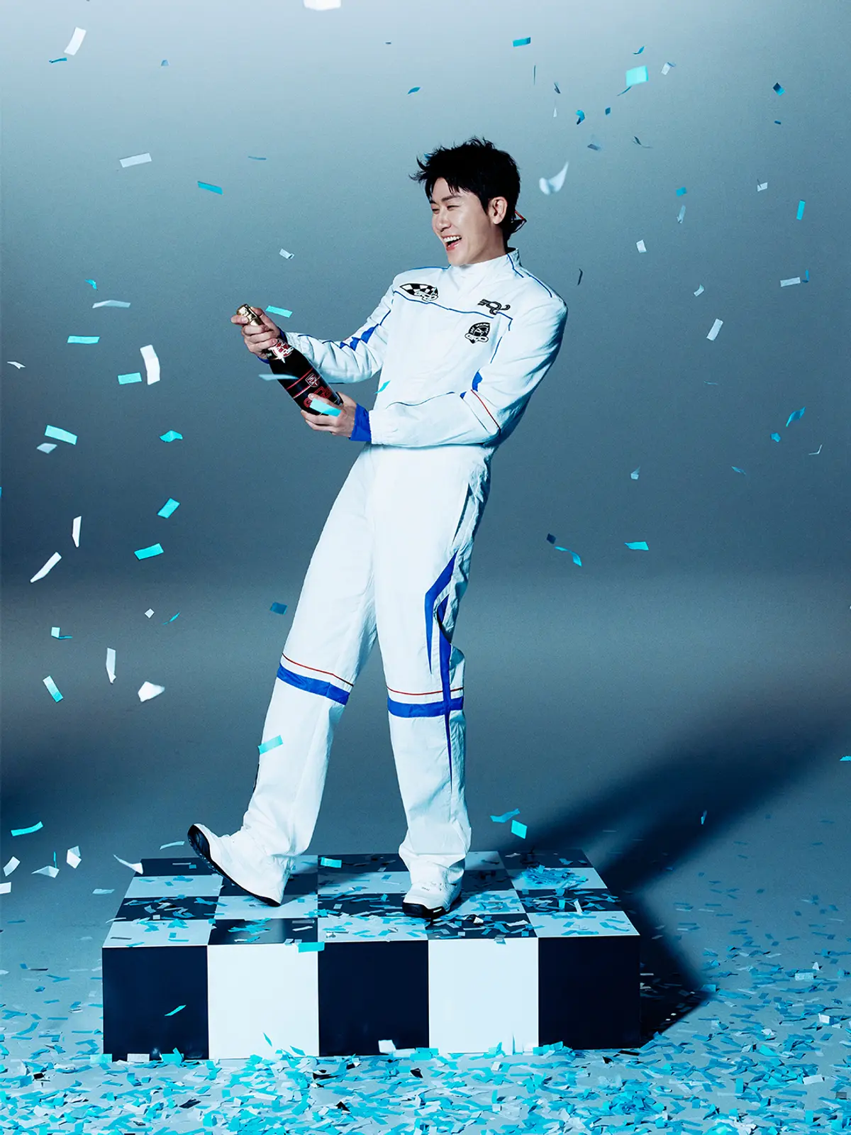 영탁 'GOGO' tops two charts with 370K+ first-week sales; 'TAK SHOW5' tour announced